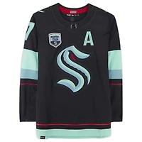 Maillot authentique adidas bleu marine autographié par Jordan Eberle des Seattle Kraken, avec écusson de la saison inaugurale