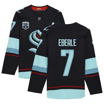 Maillot bleu marine autographié par Jordan Eberle des Seattle Kraken, collection Fanatics Breakaway, avec écusson de la saison inaugurale.