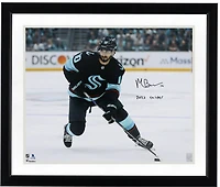 Maillot bleu marine 40 x 50 cm (16 x 20 pouces) autographié par Matty Beniers, vainqueur du trophée Calder 2023 du Kraken de Seattle, avec photo du palet et inscription « Calder 2023 ».