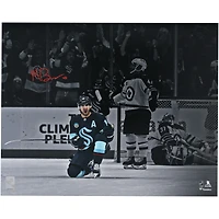Photo de célébration du maillot bleu marine autographié de Matty Beniers (Seattle Kraken), format 40 x 50 cm
