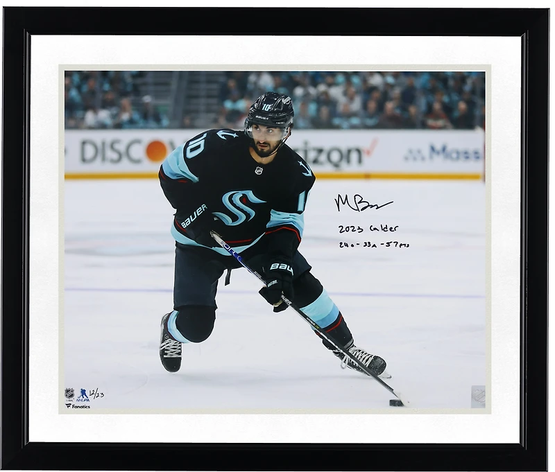 Maillot bleu marine autographié par Matty Beniers du Kraken de Seattle, vainqueur du trophée Calder 2023. Format 40,6 x 50,8 cm, avec photo du palet et inscriptions multiples - Édition limitée à 23 exemplaires.