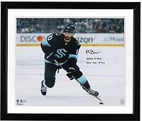 Maillot bleu marine autographié par Matty Beniers du Kraken de Seattle, vainqueur du trophée Calder 2023. Format 40,6 x 50,8 cm, avec photo du palet et inscriptions multiples - Édition limitée à 23 exemplaires.