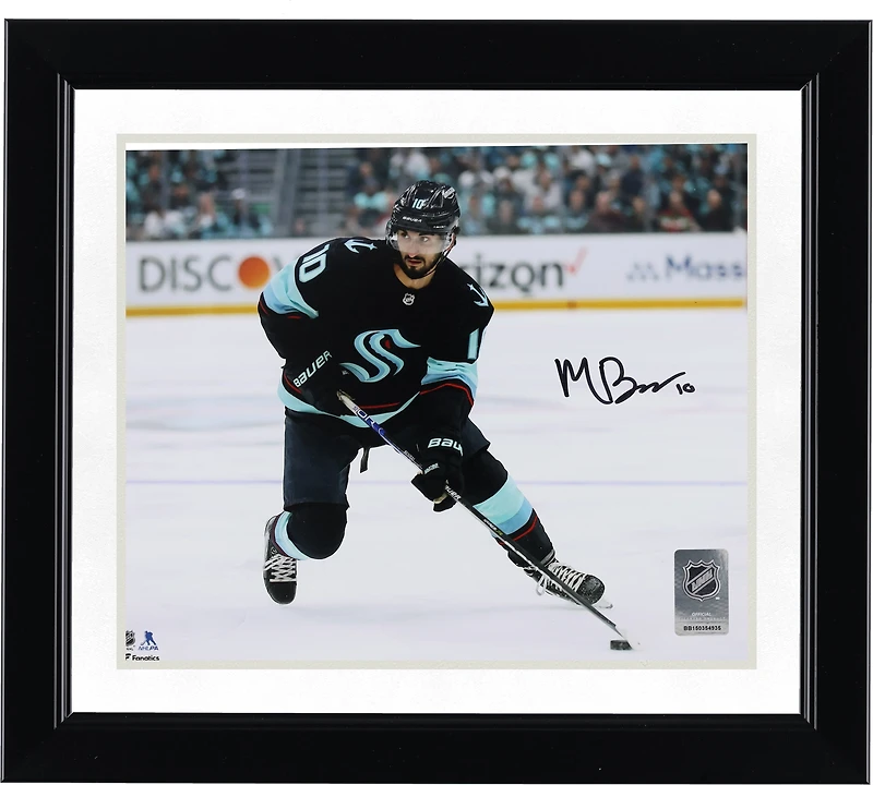 Maillot bleu marine autographié de 8" x 10" de Matty Beniers avec photo de la rondelle du Kraken de Seattle