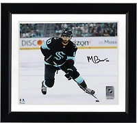 Maillot bleu marine autographié de 8" x 10" de Matty Beniers avec photo de la rondelle du Kraken de Seattle