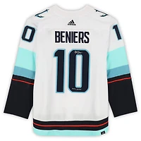 Maillot Adidas authentique autographié par Matty Beniers White Seattle Kraken, vainqueur du trophée Calder 2023, avec l'inscription « 2023 Calder »