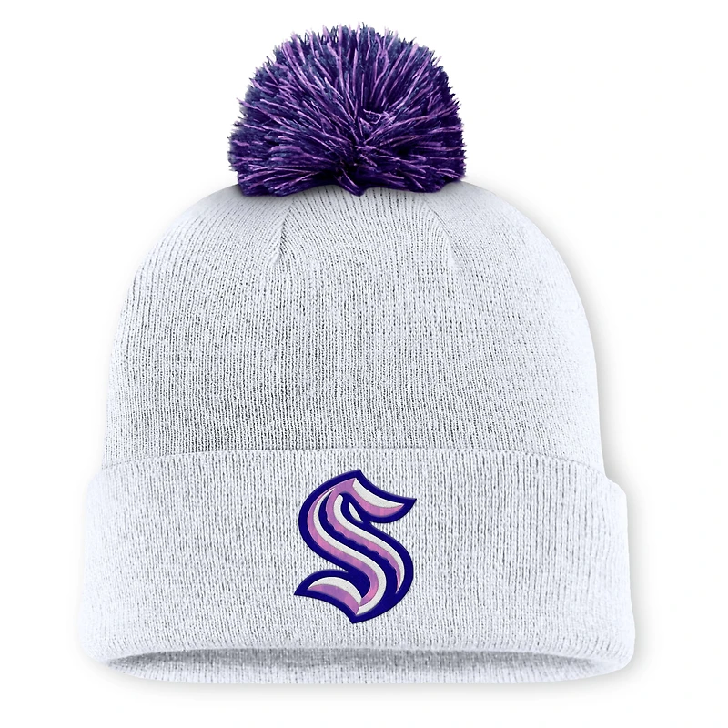 Bonnet tricoté à revers avec pompon, blanc, Seattle Kraken Authentic Pro Hockey Fights Cancer, de la marque Fanatics.