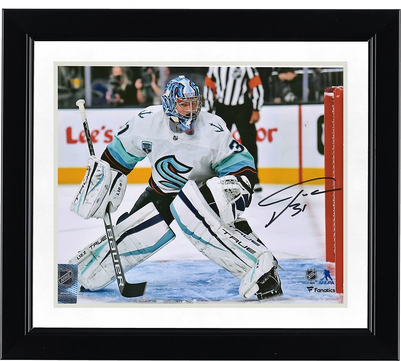 Photographie autographiée de Philipp Grubauer du premier match du Seattle Kraken contre les Golden Knights de Las Vegas, 8'' x 10''
