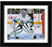 Photographie autographiée de Philipp Grubauer du premier match du Seattle Kraken contre les Golden Knights de Las Vegas, 8'' x 10''