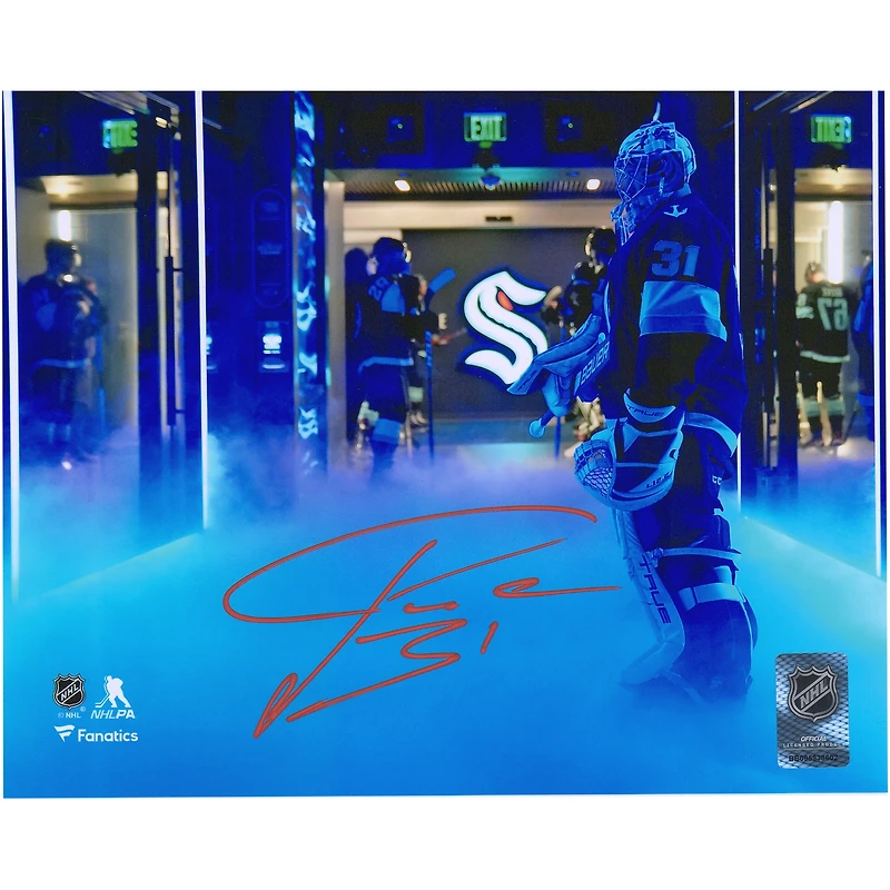 Photo d'avant-match de Philipp Grubauer (Seattle Kraken), autographiée (8 x 10 pouces), prise dans le tunnel.