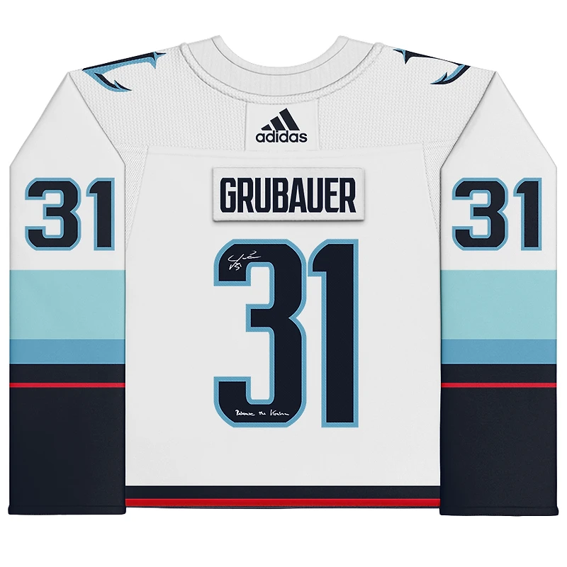 Maillot authentique adidas blanc autographié par Philipp Grubauer (Seattle Kraken) avec inscription « Release The Kraken » et écusson de la saison inaugurale