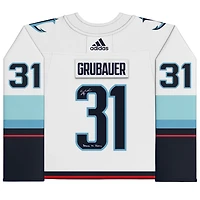 Maillot authentique adidas blanc autographié par Philipp Grubauer (Seattle Kraken) avec inscription « Release The Kraken » et écusson de la saison inaugurale