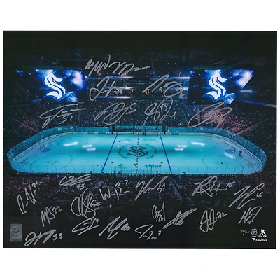 Photographie autographiée de 16" x 20" de la soirée d'ouverture de la patinoire du Seattle Kraken avec plusieurs signatures - Édition limitée à 99 exemplaires