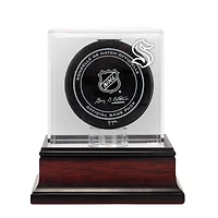 Vitrine avec logo de la rondelle de hockey en acajou du Kraken de Seattle