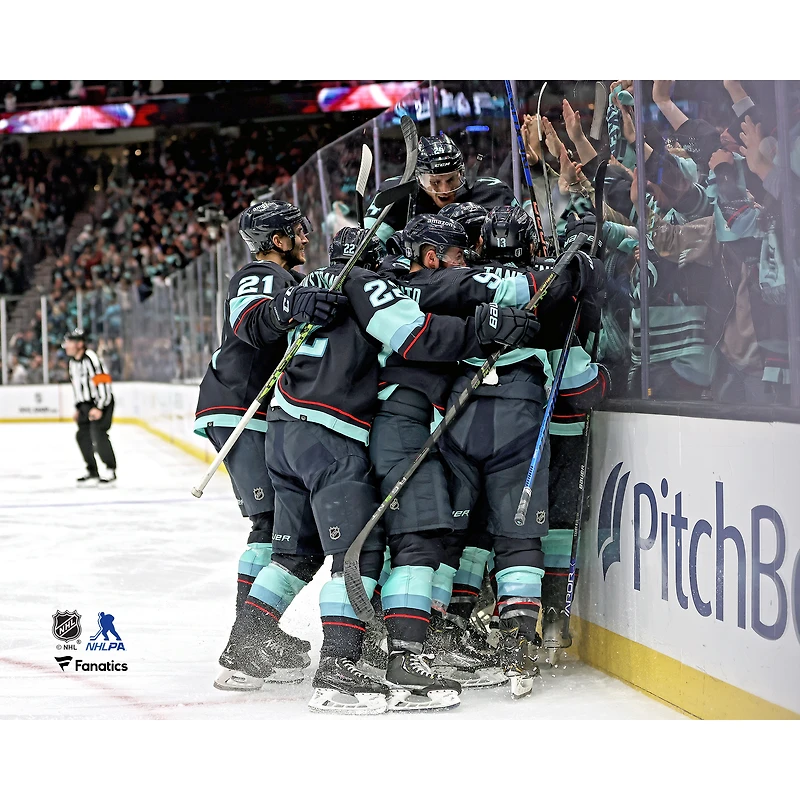 Photographie non signée de célébration la première victoire à domicile en séries éliminatoires du Kraken Seattle