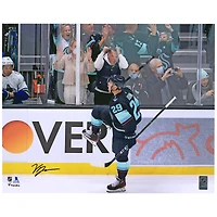 Photo de célébration du maillot bleu marine dédicacé de Vince Dunn (Seattle Kraken), format 40 x 50 cm.