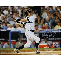 Photographie autographiée de 8" x 10" de Ichiro Suzuki avec un swing blanc des Seattle Mariners