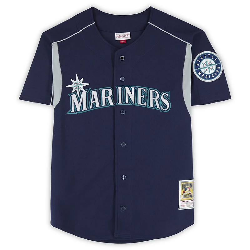 Maillot d'entraînement au bâton Mitchell & Ness bleu marine autographié par Ichiro Suzuki des Mariners de Seattle, avec inscription « HOF 25 ».