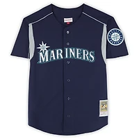 Maillot d'entraînement au bâton Mitchell & Ness bleu marine autographié par Ichiro Suzuki des Mariners de Seattle, avec inscription « HOF 25 ».