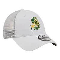 Casquette trucker ajustable New Era 9FORTY blanche à motif drapeau des Mariners de Seattle pour homme