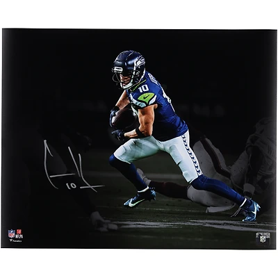 Photo dédicacée de Cooper Kupp, joueur des Seahawks de Seattle, en train de courir avec un projecteur sur le ballon de football américain (40 x 50 cm).