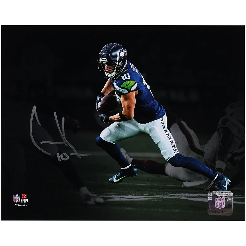 Photo dédicacée de Cooper Kupp (Seattle Seahawks) - 20 x 25 cm - le représentant en train de courir avec un projecteur sur le ballon de football américain