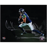 Photo dédicacée de Cooper Kupp (Seattle Seahawks) - 20 x 25 cm - le représentant en train de courir avec un projecteur sur le ballon de football américain