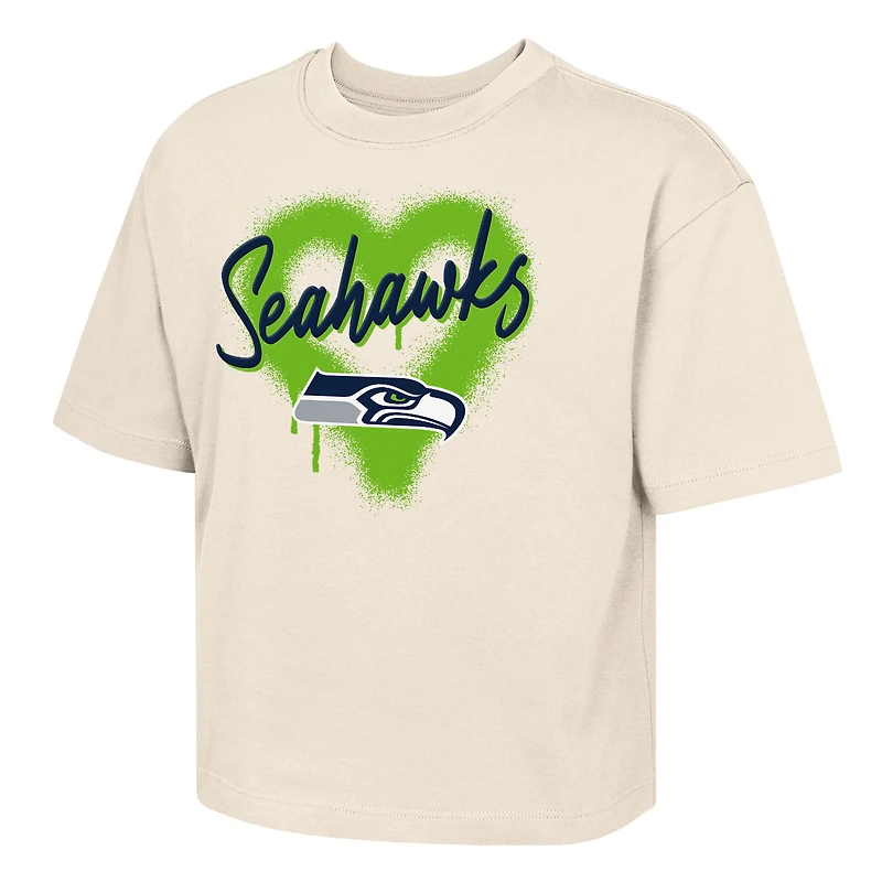 T-shirt à imprimé cœur en relief crème Outerstuff pour filles, Seattle Seahawks, Boxy Spray