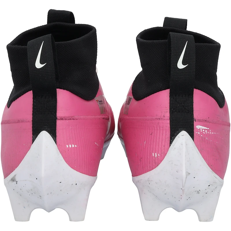Jaxon Smith-Njigba, chaussures Nike roses utilisées par les Seattle Seahawks lors du match contre les Buffalo Bills le 27 octobre 2024