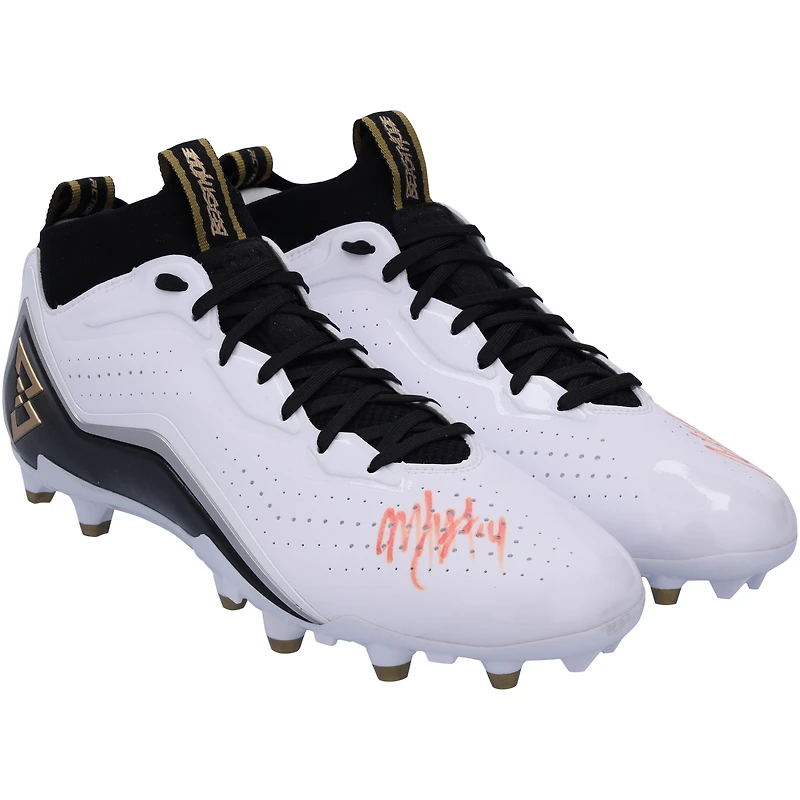 Chaussures de football dédicacées Beast Mode B.T.A Elite noires, blanches et dorées par Marshawn Lynch des Seattle Seahawks