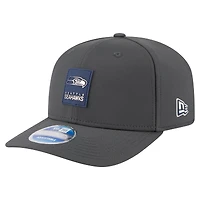 Casquette ajustable New Era anthracite Seattle Seahawks 2025 Sideline pour homme, modèle 9SEVENTY, idéale pour les temps froids.