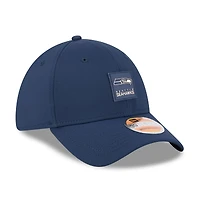 Casquette 39THIRTY Flex Sideline 2025 New Era College Navy pour homme des Seattle Seahawks