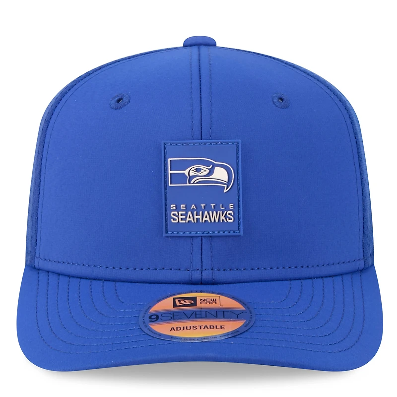 Casquette ajustable 9SEVENTY Trucker pour homme New Era Royal Seattle Seahawks 2025 Sideline Throwback