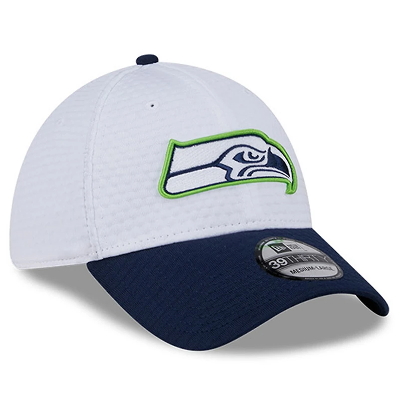 Casquette flexible 39THIRTY New Era pour hommes, blanc/bleu marine universitaire, Seattle Seahawks 2024 NFL Training Camp