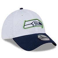 Casquette flexible 39THIRTY New Era pour hommes, blanc/bleu marine universitaire, Seattle Seahawks 2024 NFL Training Camp