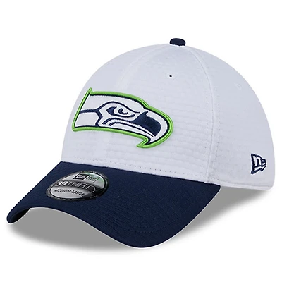 Casquette flexible 39THIRTY New Era pour hommes, blanc/bleu marine universitaire, Seattle Seahawks 2024 NFL Training Camp
