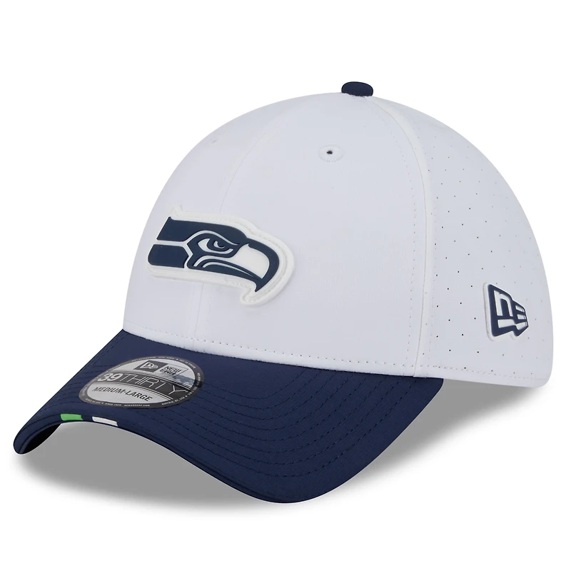 Casquette 39THIRTY Flex New Era pour homme, blanche/bleu marine universitaire, camp d'entraînement NFL 2025 des Seattle Seahawks