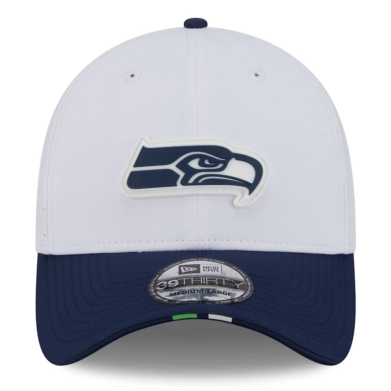 Casquette 39THIRTY Flex New Era pour homme, blanche/bleu marine universitaire, camp d'entraînement NFL 2025 des Seattle Seahawks