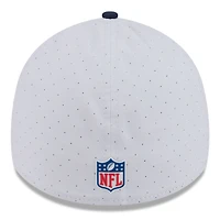 Casquette 39THIRTY Flex New Era pour homme, blanche/bleu marine universitaire, camp d'entraînement NFL 2025 des Seattle Seahawks