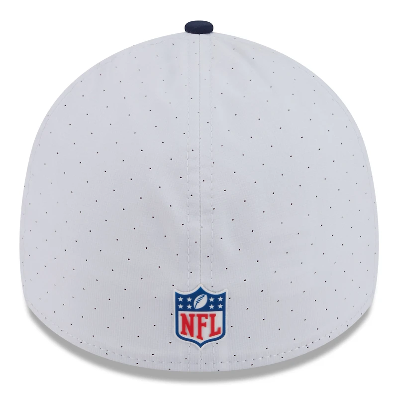 Casquette 39THIRTY Flex New Era pour homme, blanche/bleu marine universitaire, camp d'entraînement NFL 2025 des Seattle Seahawks