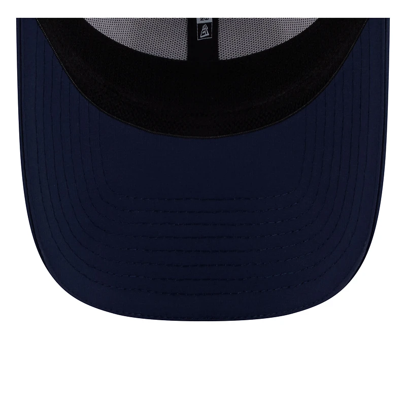 Casquette 39THIRTY Flex New Era pour homme, blanche/bleu marine universitaire, camp d'entraînement NFL 2025 des Seattle Seahawks