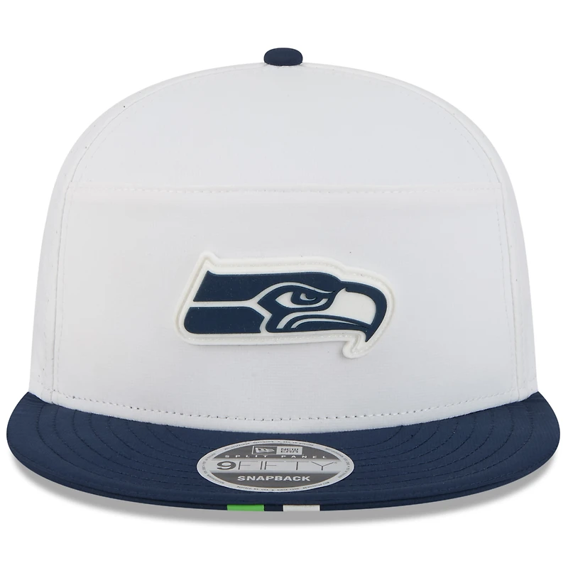 Casquette snapback 9FIFTY à panneaux fendus New Era pour homme, blanc/bleu marine universitaire, camp d'entraînement NFL 2025 des Seattle Seahawks