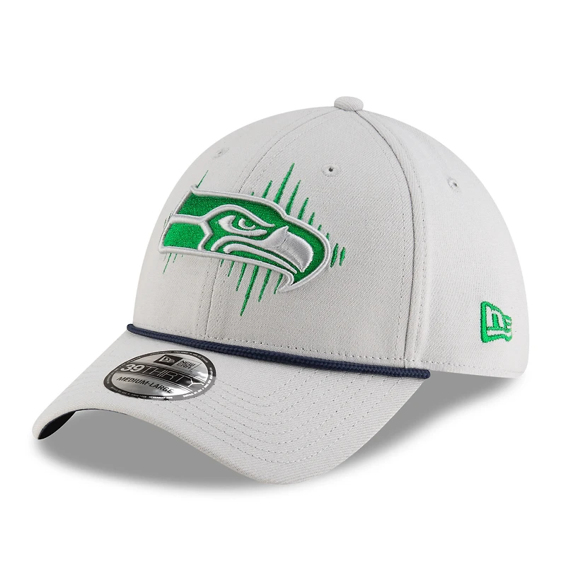 Casquette 39THIRTY Flex On-Field pour homme, collection 2025 Rivalries des Seattle Seahawks, gris loup New Era