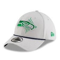 Casquette 39THIRTY Flex On-Field pour homme, collection 2025 Rivalries des Seattle Seahawks, gris loup New Era