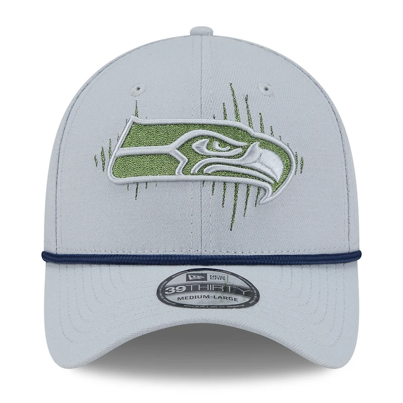 Casquette 39THIRTY Flex Sideline pour homme, collection 2025 Rivalries des Seattle Seahawks, gris loup New Era