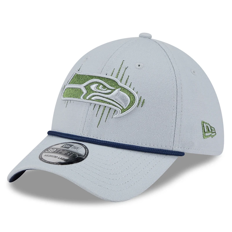 Casquette 39THIRTY Flex Sideline pour homme, collection 2025 Rivalries des Seattle Seahawks, gris loup New Era