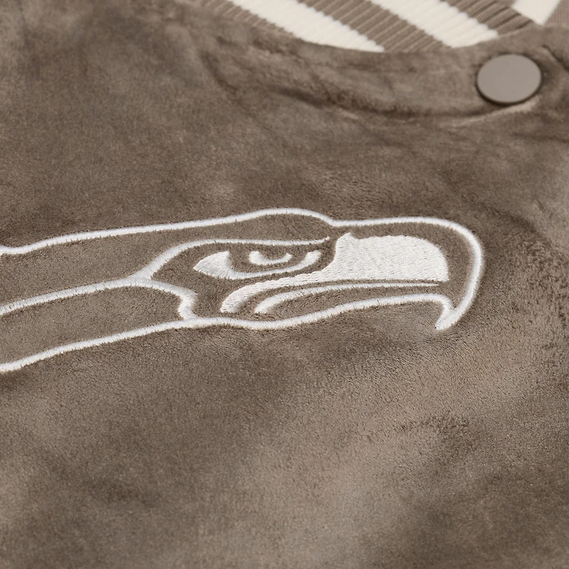 Veste universitaire Mitchell & Ness beige Seattle Seahawks pour femme, à boutons-pression.