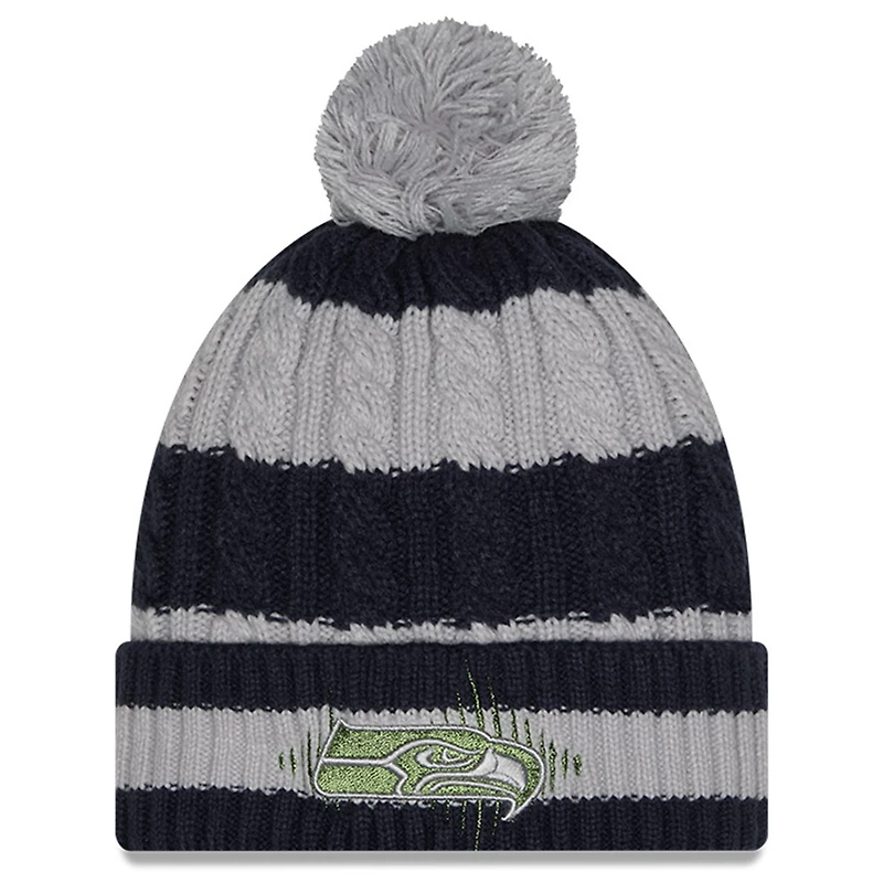 Bonnet en tricot tressé à revers avec pompon pour femme, collection Rivalries 2025 des Seattle Seahawks de New Era, gris loup