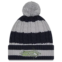 Bonnet en tricot tressé à revers avec pompon pour femme, collection Rivalries 2025 des Seattle Seahawks de New Era, gris loup