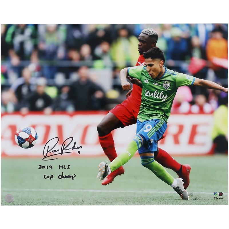 Photo dédicacée de Raul Ruidiaz (Seattle Sounders FC) - 40,6 x 50,8 cm (16 x 20 pouces) - But lors de la Coupe MLS 2019 - avec inscription « Champion de la Coupe MLS 2019 »