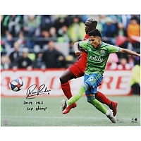 Photo dédicacée de Raul Ruidiaz (Seattle Sounders FC) - 40,6 x 50,8 cm (16 x 20 pouces) - But lors de la Coupe MLS 2019 - avec inscription « Champion de la Coupe MLS 2019 »